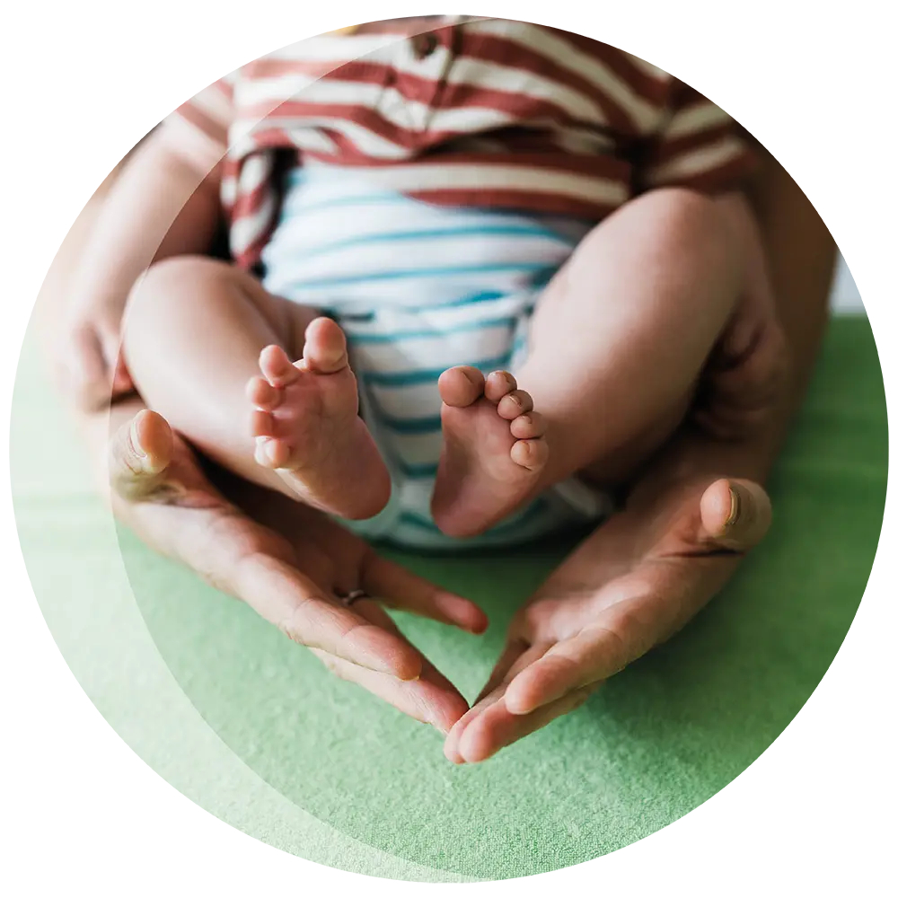 Detailfoto Craniosacrale Therapie bei einem Säugling.