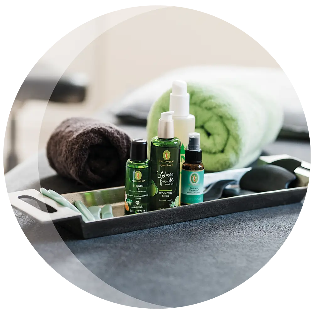 Detailfoto von Massage-Utensilien auf einem Tablett auf einer Liege