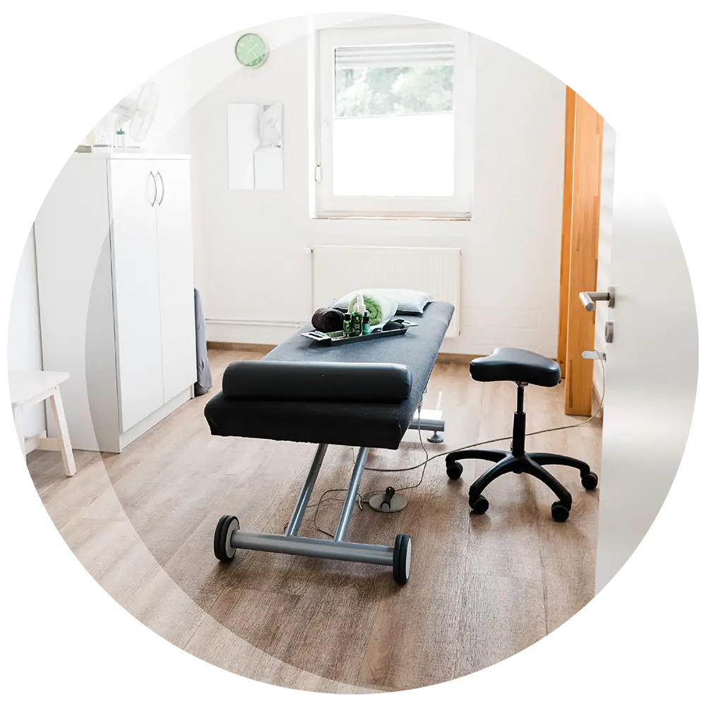 helles freundliches modernes Behandlungszimmer