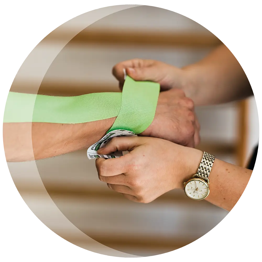 Kinesiologisches Taping: Detailfoto einer Hand die getapt wird
