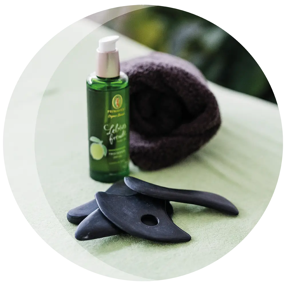 Detailfotos von Massage-Utensilien auf einer grünen Liege