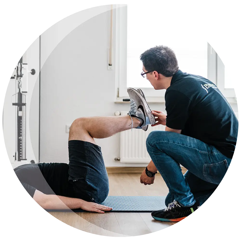 Krankengymnastik (KG) in der Physiopraxis Dewald und Hungerberg. Ein Physiotherapeut unterstützt bei der Übung indem er die angewinkelten Beine eines Patienten stützt.